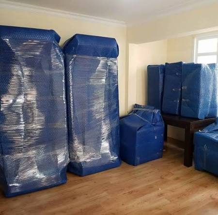 Baloncuklu naylonla paketlenmiş eşyalar