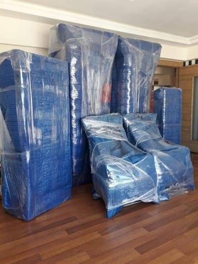 Paketlenmiş eşyalar salonda